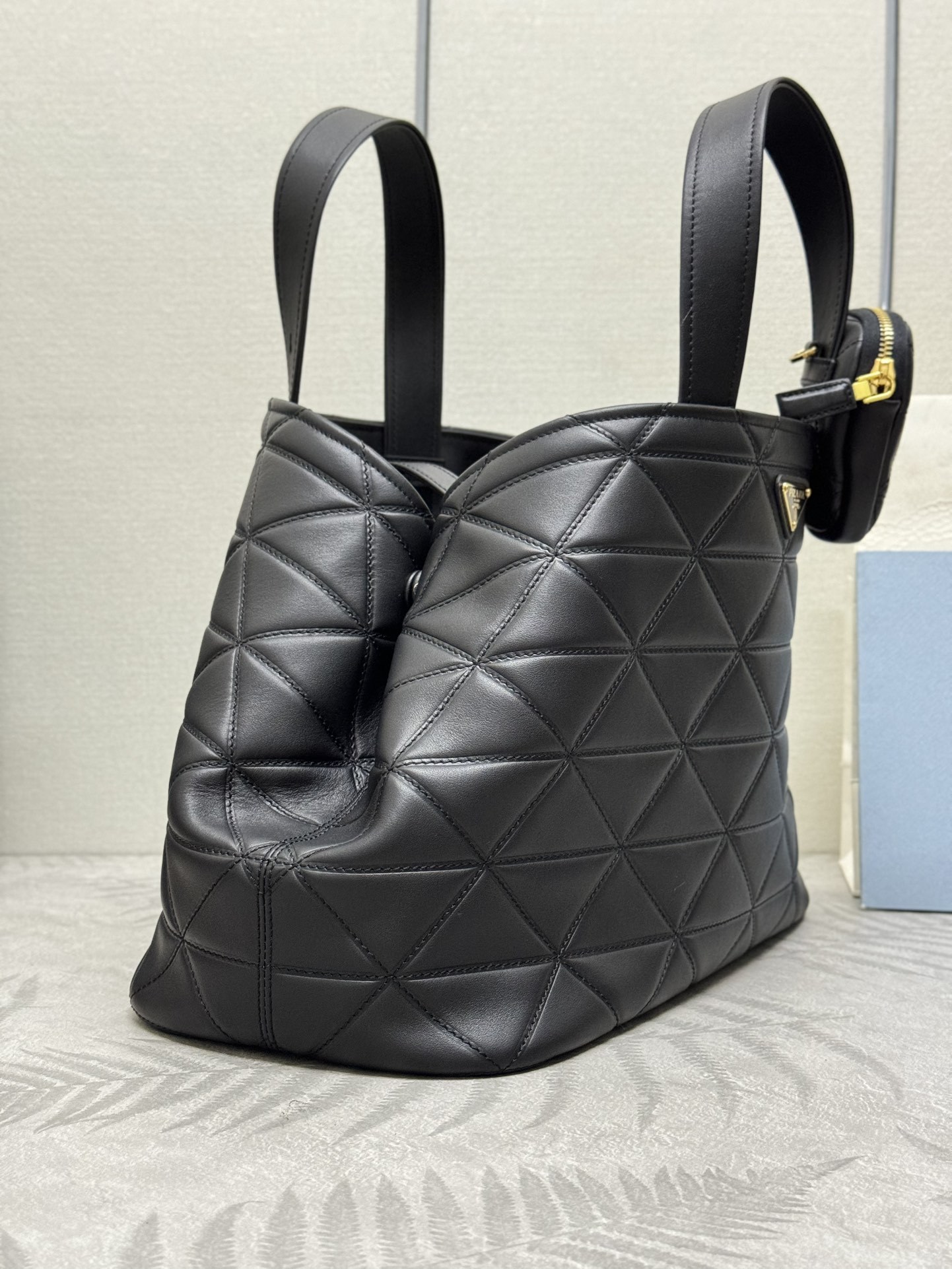 プラダ「Prada」ラージトートバッグ