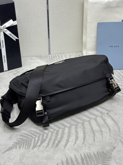 プラダ「Prada」 テッスート＆サフィアーノ メッセンジャーバッグ