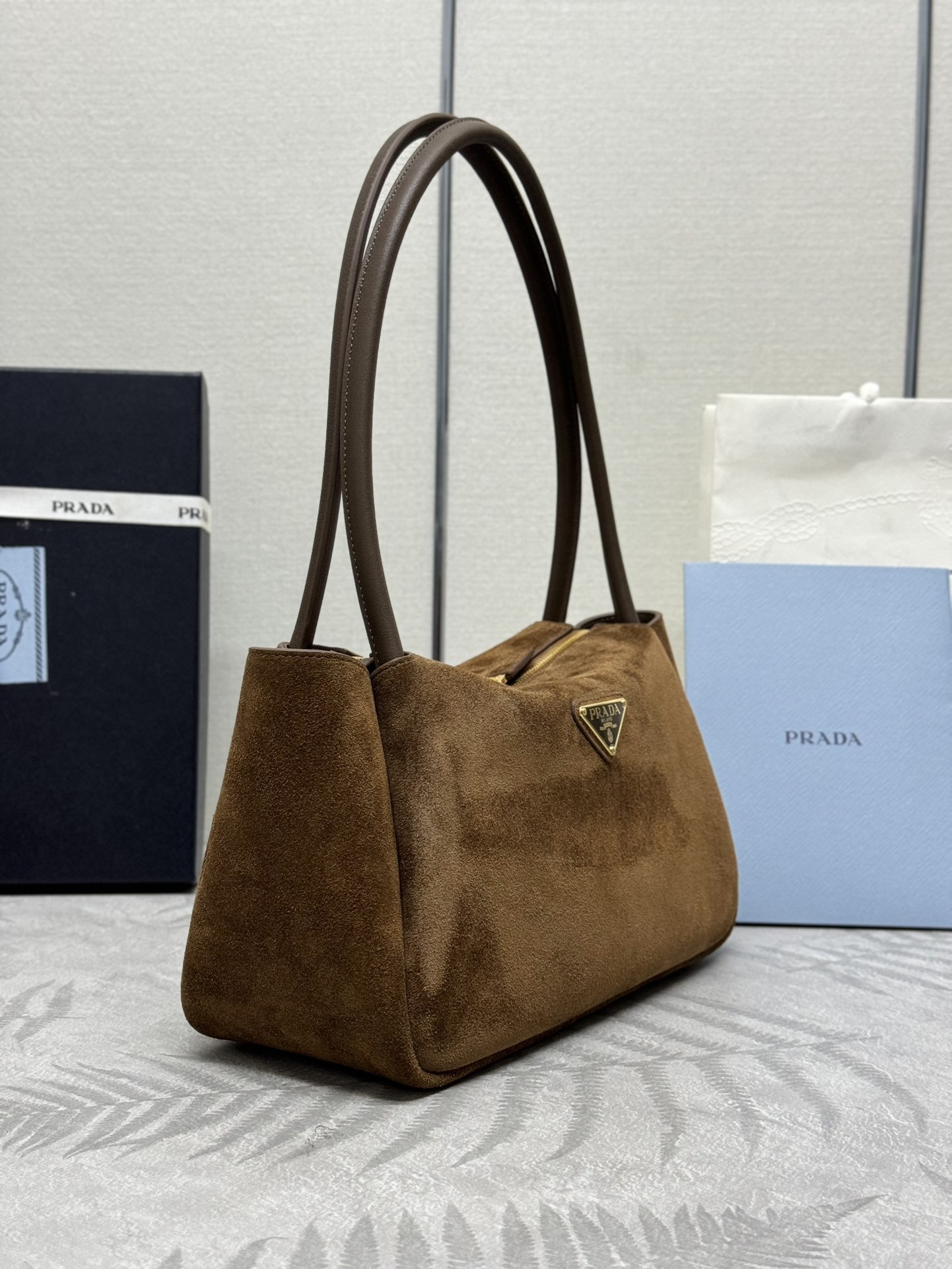 プラダ「Prada」 スエードレザー アンダーアームバッグ