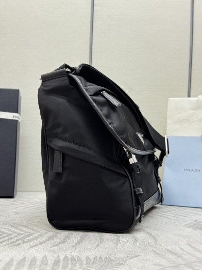 プラダ「Prada」 Re-Nylon® メッセンジャーバッグ