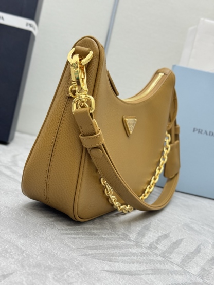 プラダ「Prada」サフィアーノ クロスボディバッグ