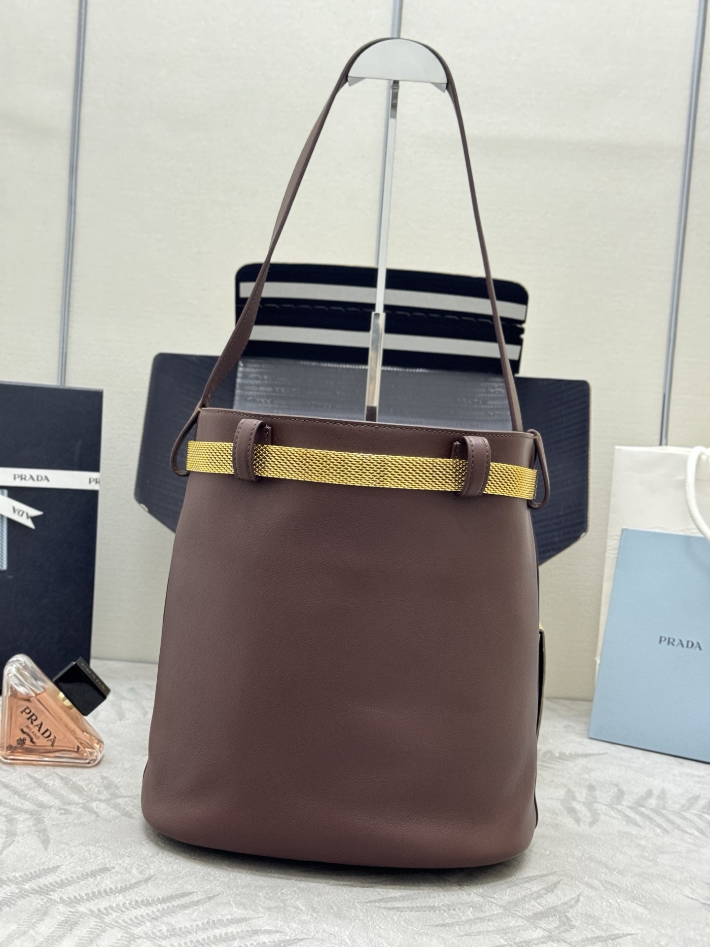 プラダ「Prada」メタルチェーン バケットバッグ