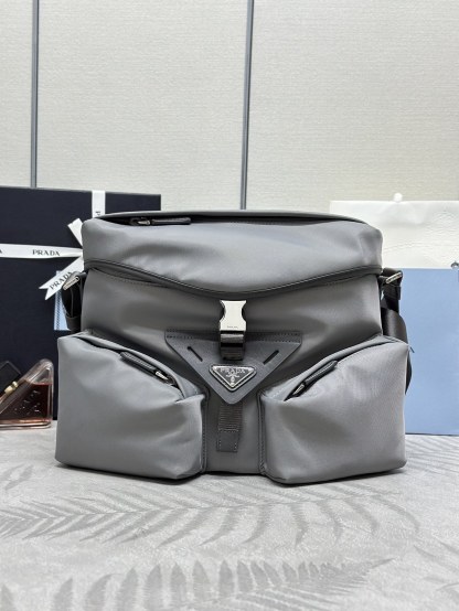 プラダ「Prada」 テッスート メンズショルダーバッグ