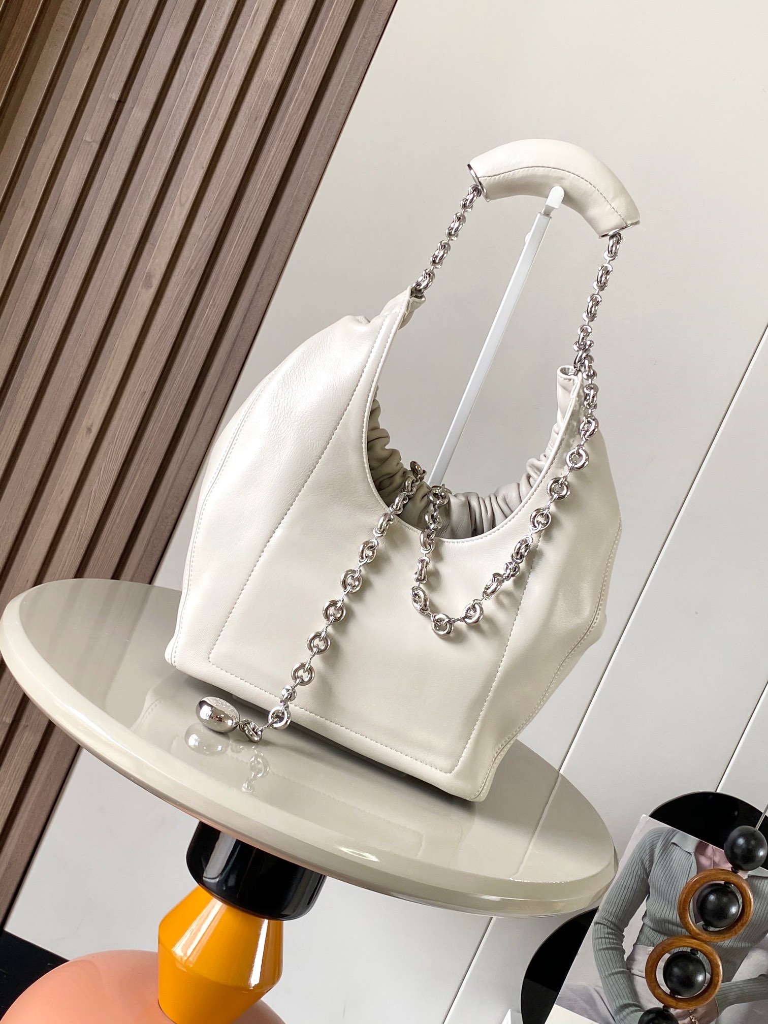 ロエベ「Loewe」小サイズ ナパレザー Squeeze ハンドバッグ