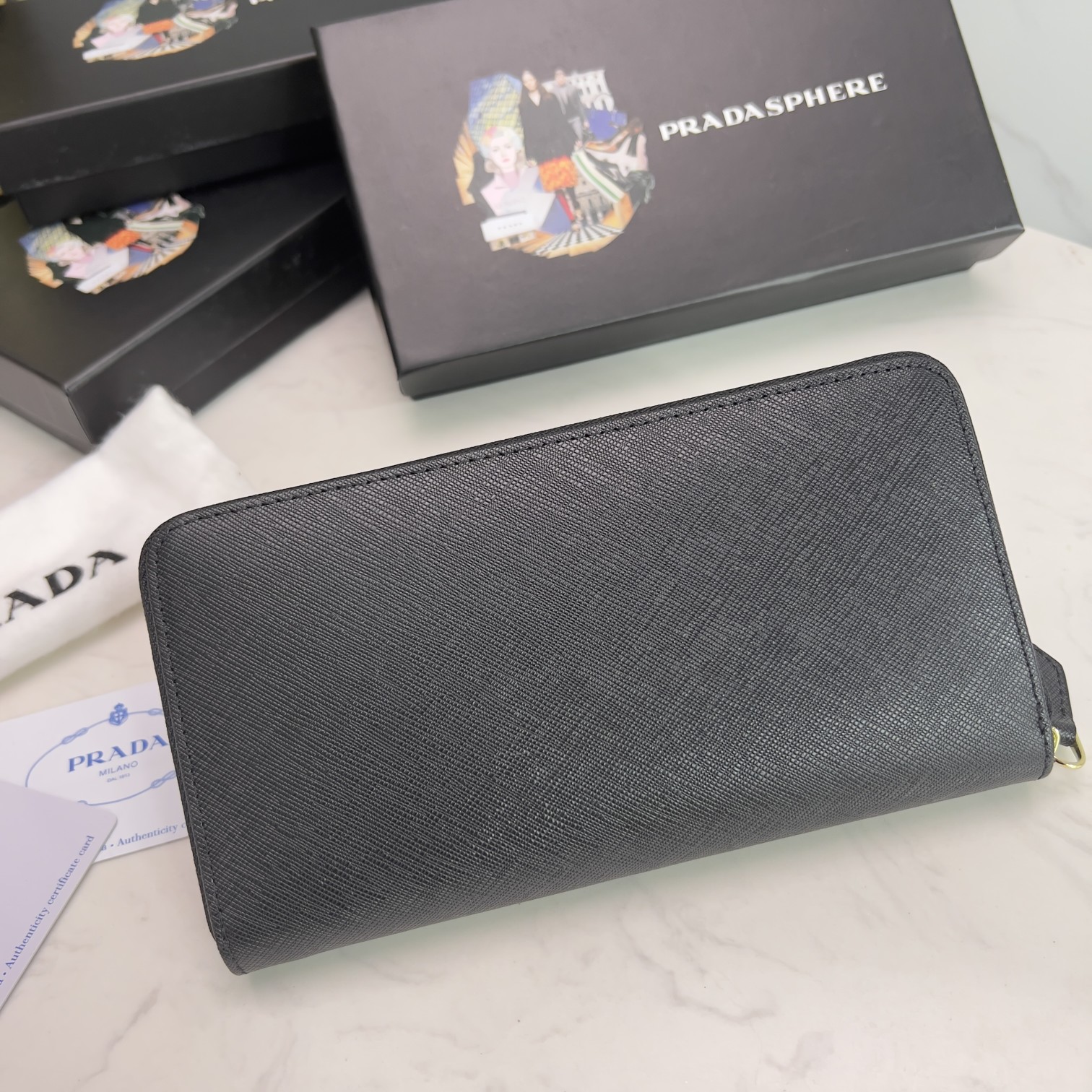 プラダ「PRADA」サフィアーノトライアングル ジップアラウンド長財布