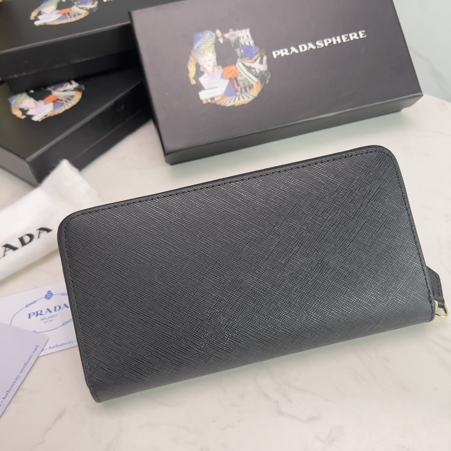 プラダ「PRADA」サフィアーノトライアングル ジップアラウンド長財布