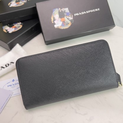 プラダ「PRADA」サフィアーノトライアングル ジップアラウンド長財布