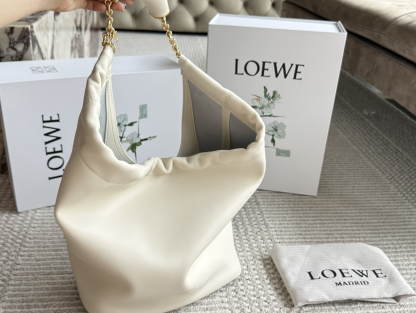 ロエベ「Loewe」Squeeze レザー ハンドバッグ-ISETAN PRESTIGE CURATED