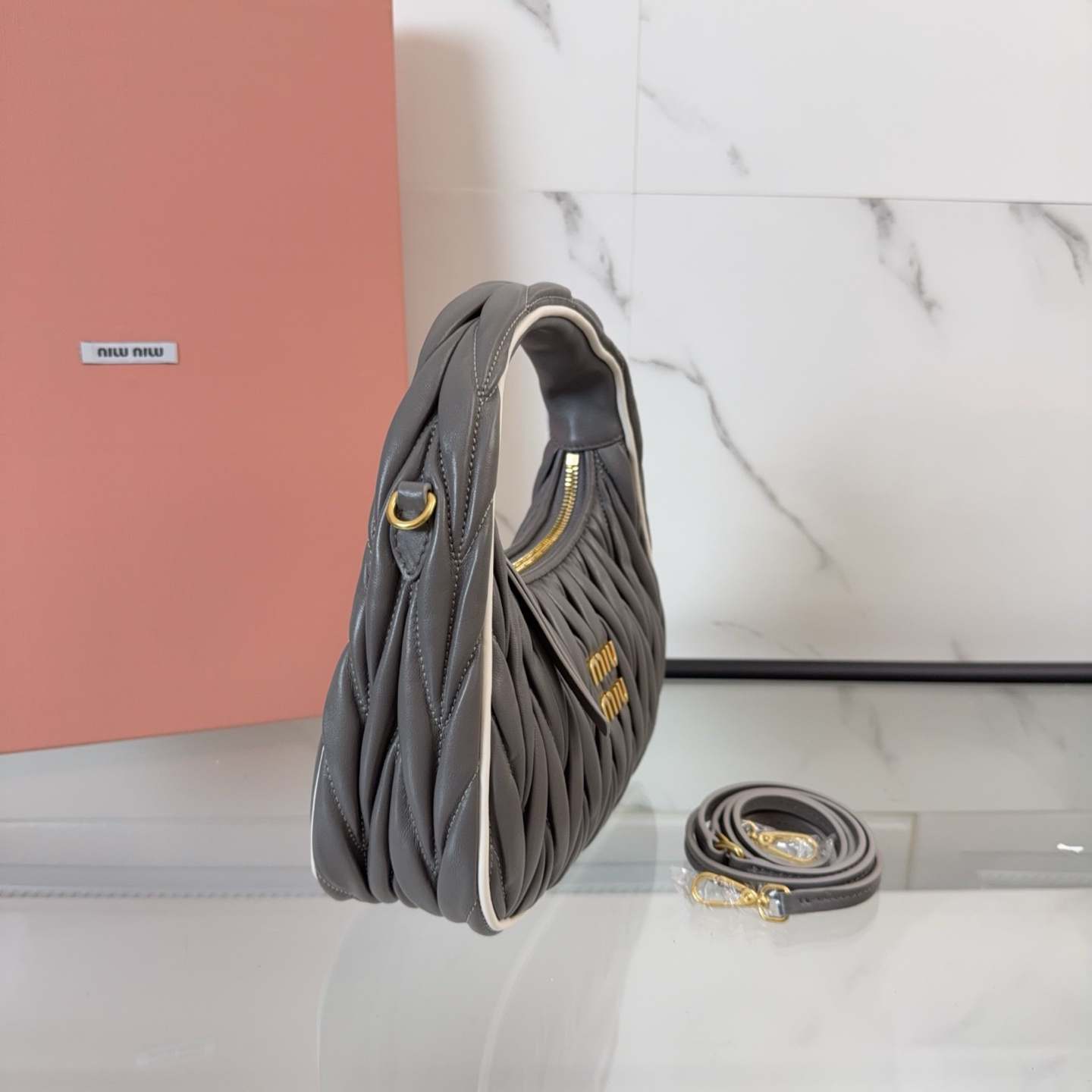 ミュウミュウ「Miu Miu」Wander Matelassé ハンドバッグ