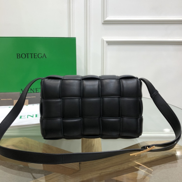 ボッテガ・ヴェネタ「Bottega Veneta」カセット クッションバッグ