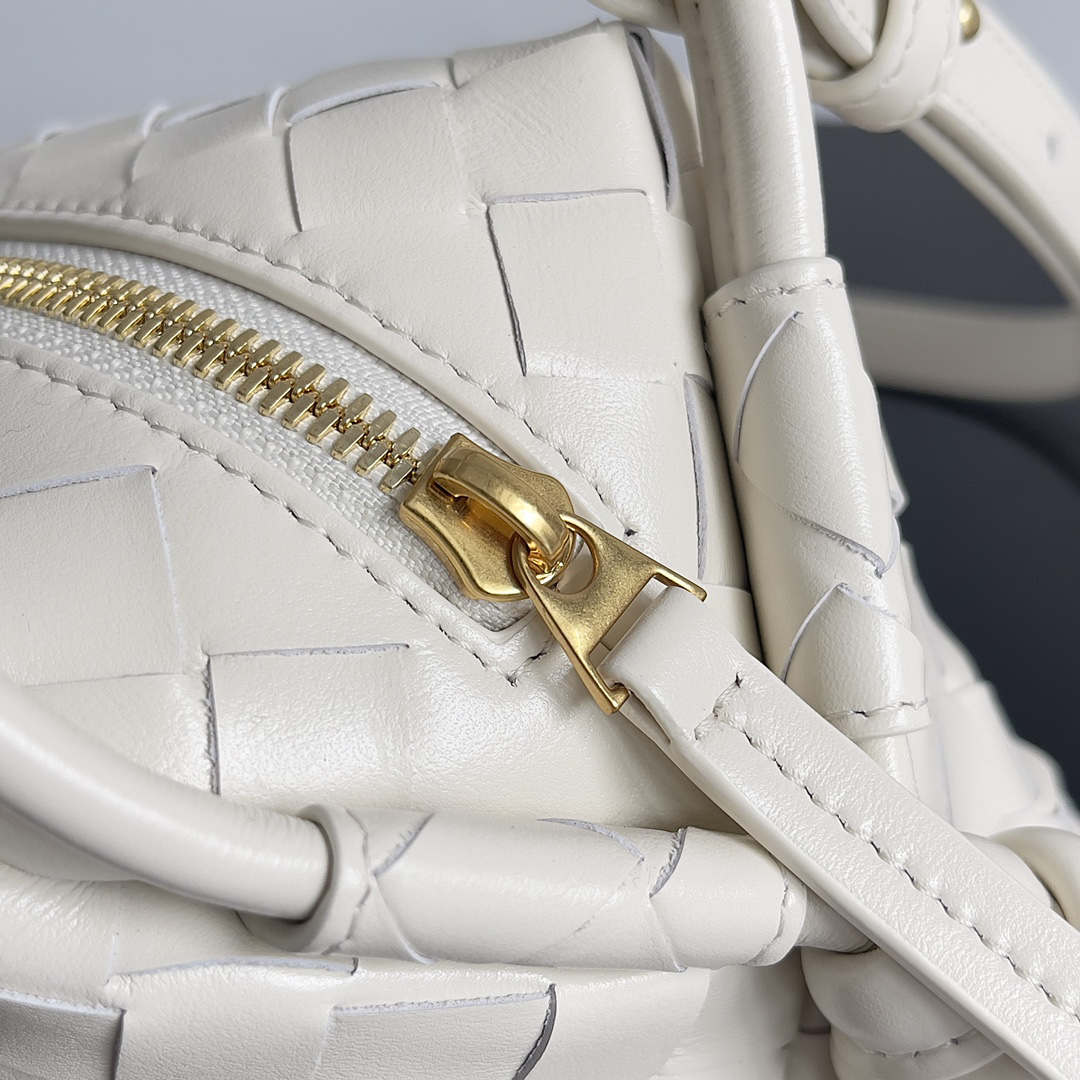 ボッテガ・ヴェネタ「Bottega Veneta」ループ マルチウェアバッグ