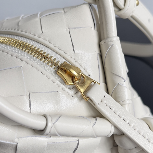 ボッテガ・ヴェネタ「Bottega Veneta」ループ マルチウェアバッグ