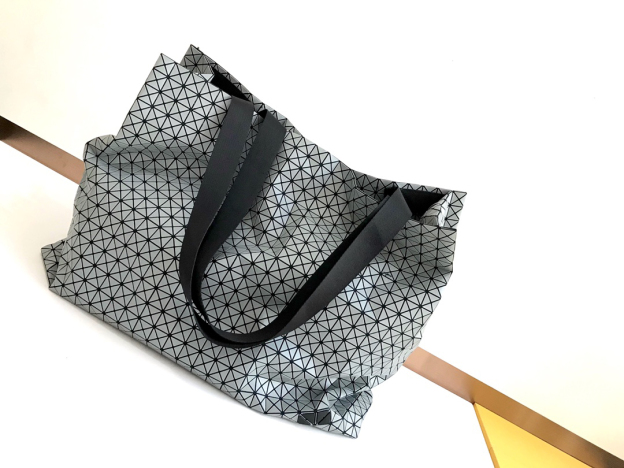 イッセイ・ミヤケ「Issey Miyake」シリコーン素材 通勤トートバッグ