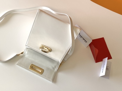 フェラガモ「Ferragamo」ミュージアムコレクシトッョンプハンドル ショルダーバッグ