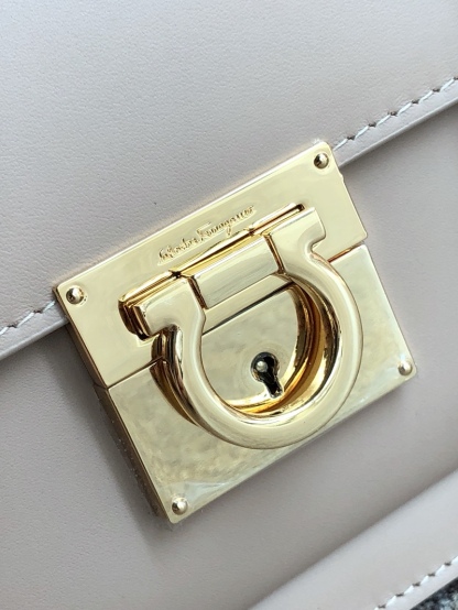 フェラガモ「Ferragamo」ガンチーニトップハンドルバッグ