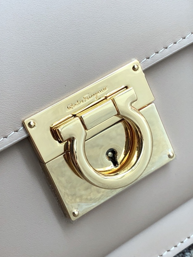 フェラガモ「Ferragamo」ガンチーニトップハンドルバッグ