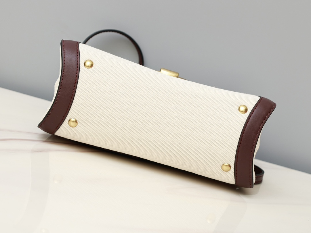 フェラガモ「Ferragamo」 ガンチーニ ショルダーバッグ