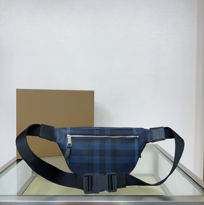 バーバリー「Burberry」深い青色トレンチ ウエストバッグ