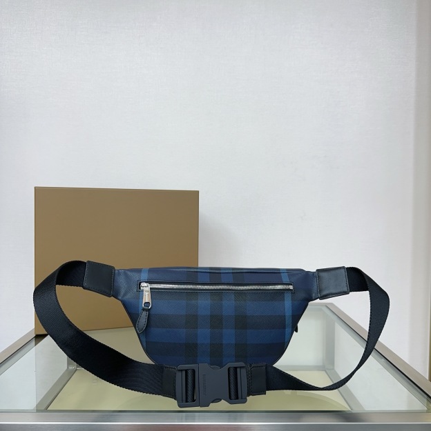 バーバリー「Burberry」深い青色トレンチ ウエストバッグ