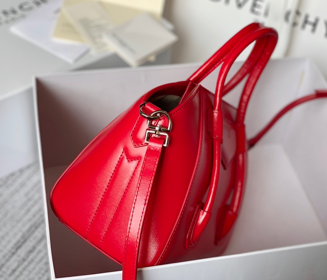 ジバンシィ「Givenchy」スモール アンティゴナ ボックスレザー バッグ