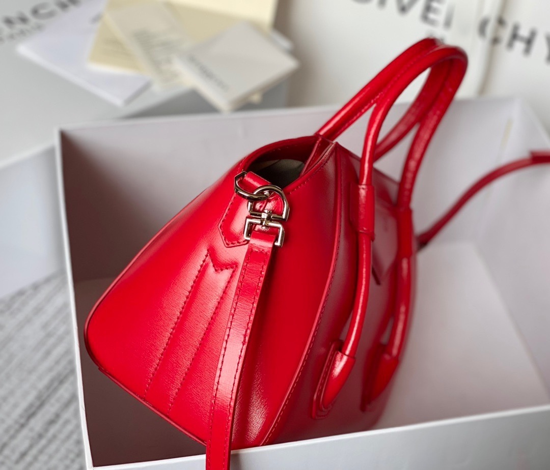 ジバンシィ「Givenchy」スモール アンティゴナ ボックスレザー バッグ