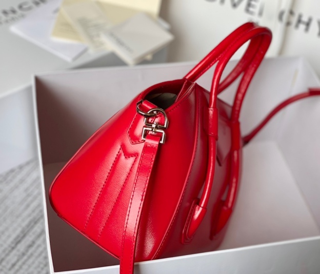 ジバンシィ「Givenchy」スモール アンティゴナ ボックスレザー バッグ