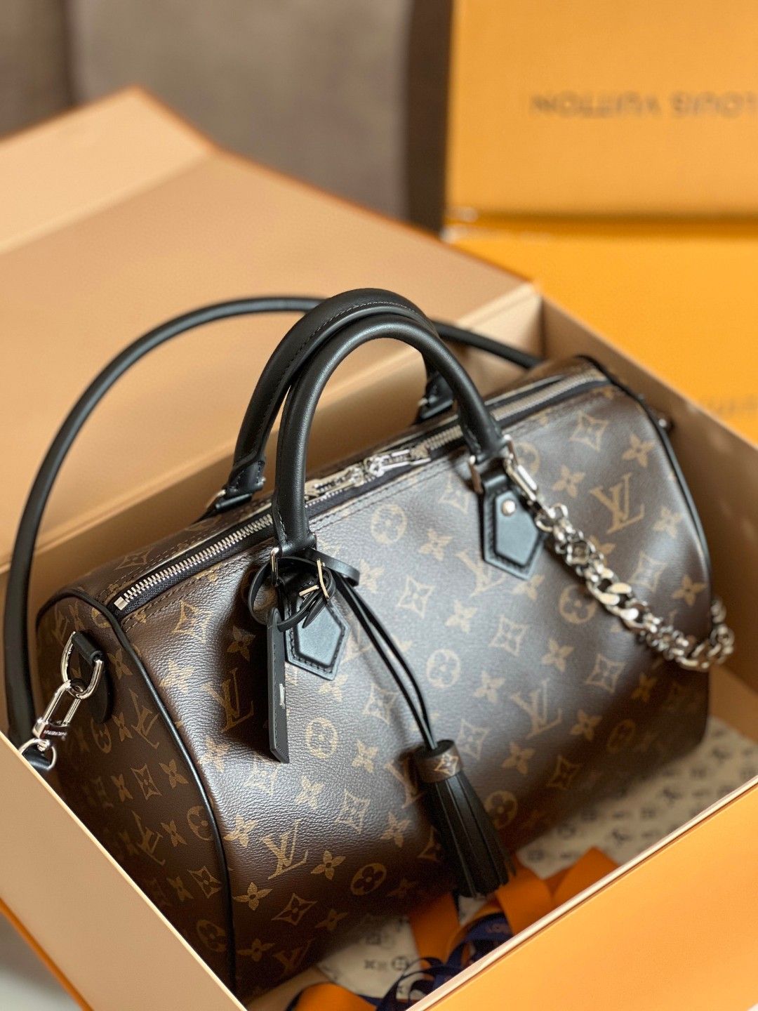 ルイ・ヴィトン「Louis Vuitton」男女ともに利用可能！Speedy Soft 30 のロゴモノグラムピローバッグ