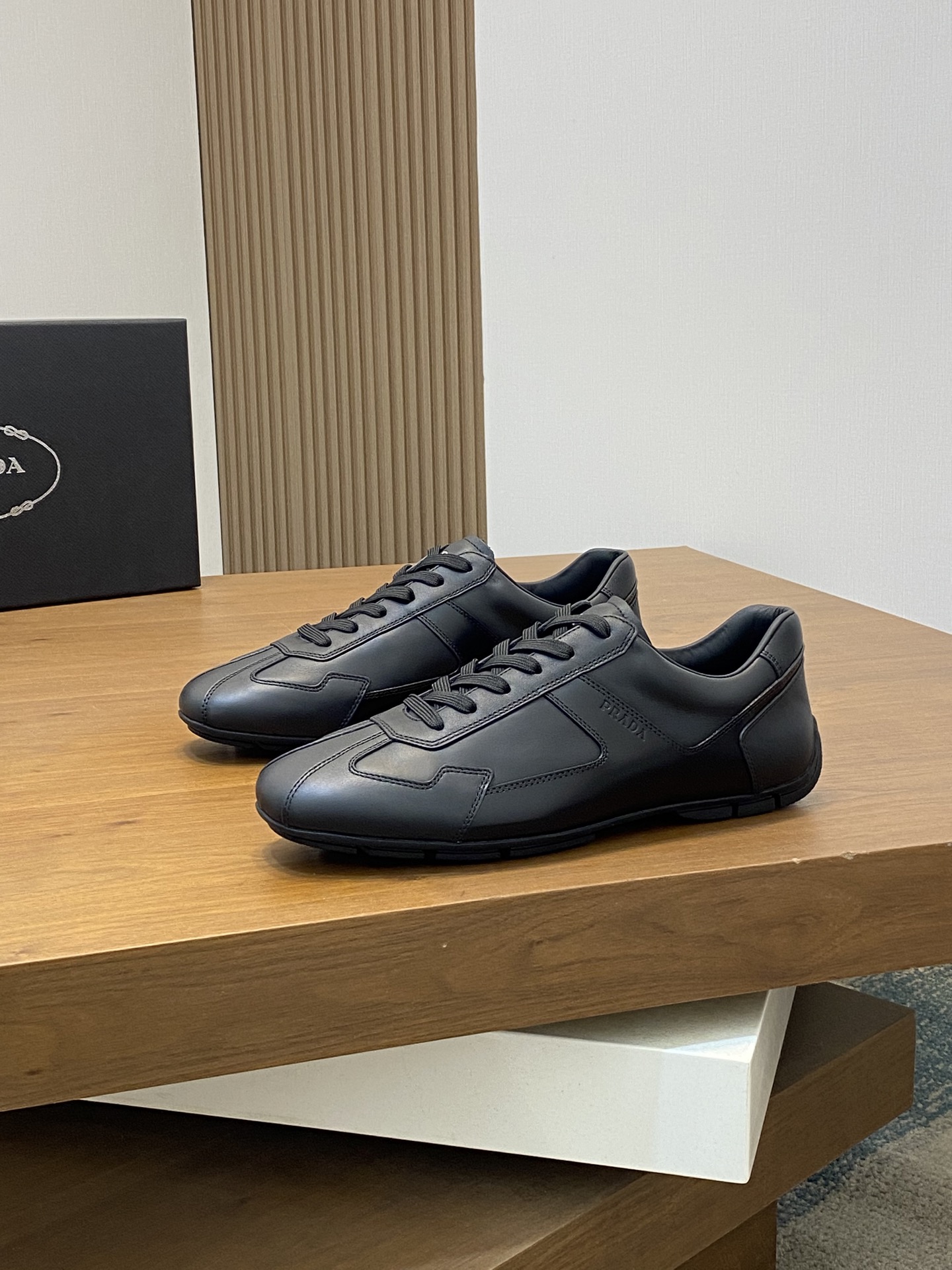 プラダ［Prada］America's Cup レザースニーカー（メンズ）