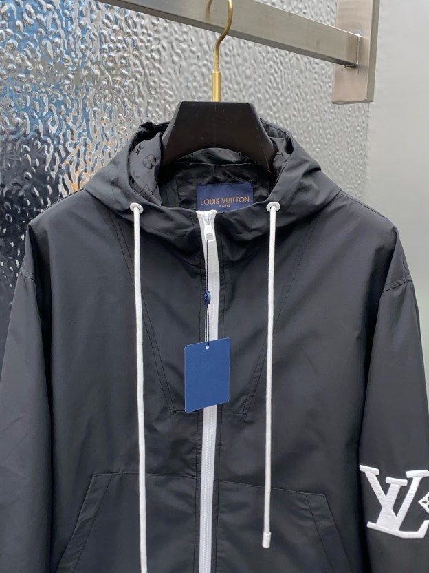 ルイ・ヴィトン「Louis Vuitton」2025SS 新作 刺繍ロゴ フード付きアウトドアジャケット
