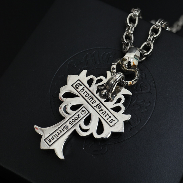 クロムハーツ「Chrome Hearts」のクラシックネックレス - 日常に上品なアクセントを添えるユニセックスモデル