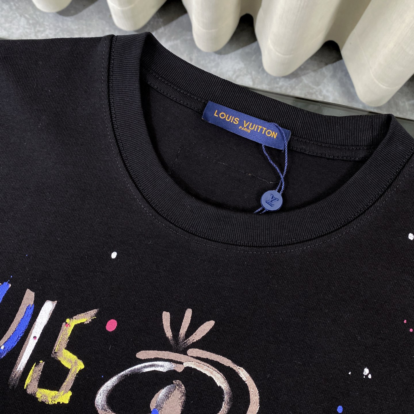 ルイ・ヴィトン「Louis Vuitton」 2025 コスモグラフィティ スプレーアート プリント クルーネックTシャツ（メンズ）