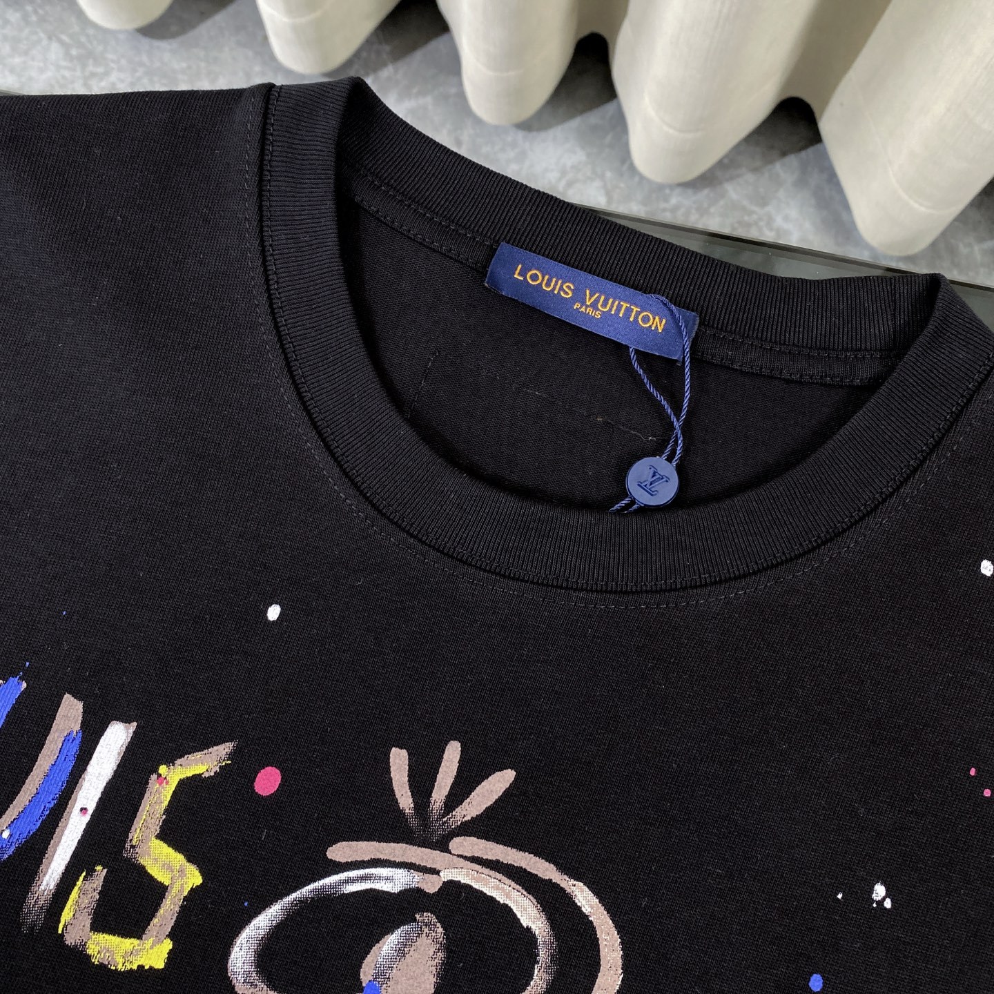 ルイ・ヴィトン「Louis Vuitton」 2025 コスモグラフィティ スプレーアート プリント クルーネックTシャツ（メンズ）