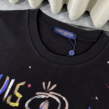 ルイ・ヴィトン「Louis Vuitton」 2025 コスモグラフィティ スプレーアート プリント クルーネックTシャツ（メンズ）