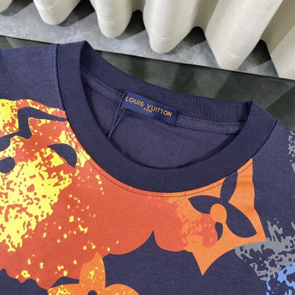 ルイ・ヴィトン「Louis Vuitton」 2025 スプリング スームインク プリント クルーネックTシャツ（メンズ）‌