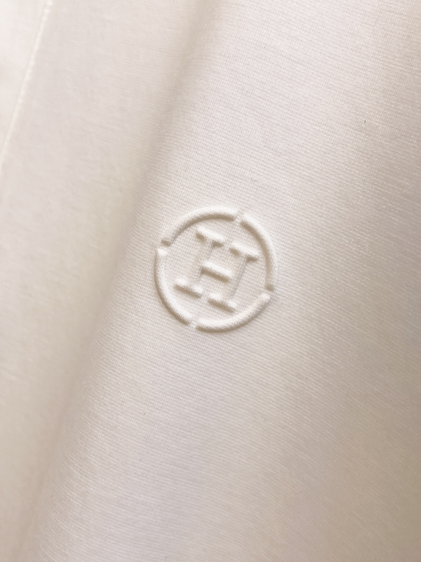 エルメス「Hermès」2025 サマーコレクション メンズ ロゴ入りポロシャツ