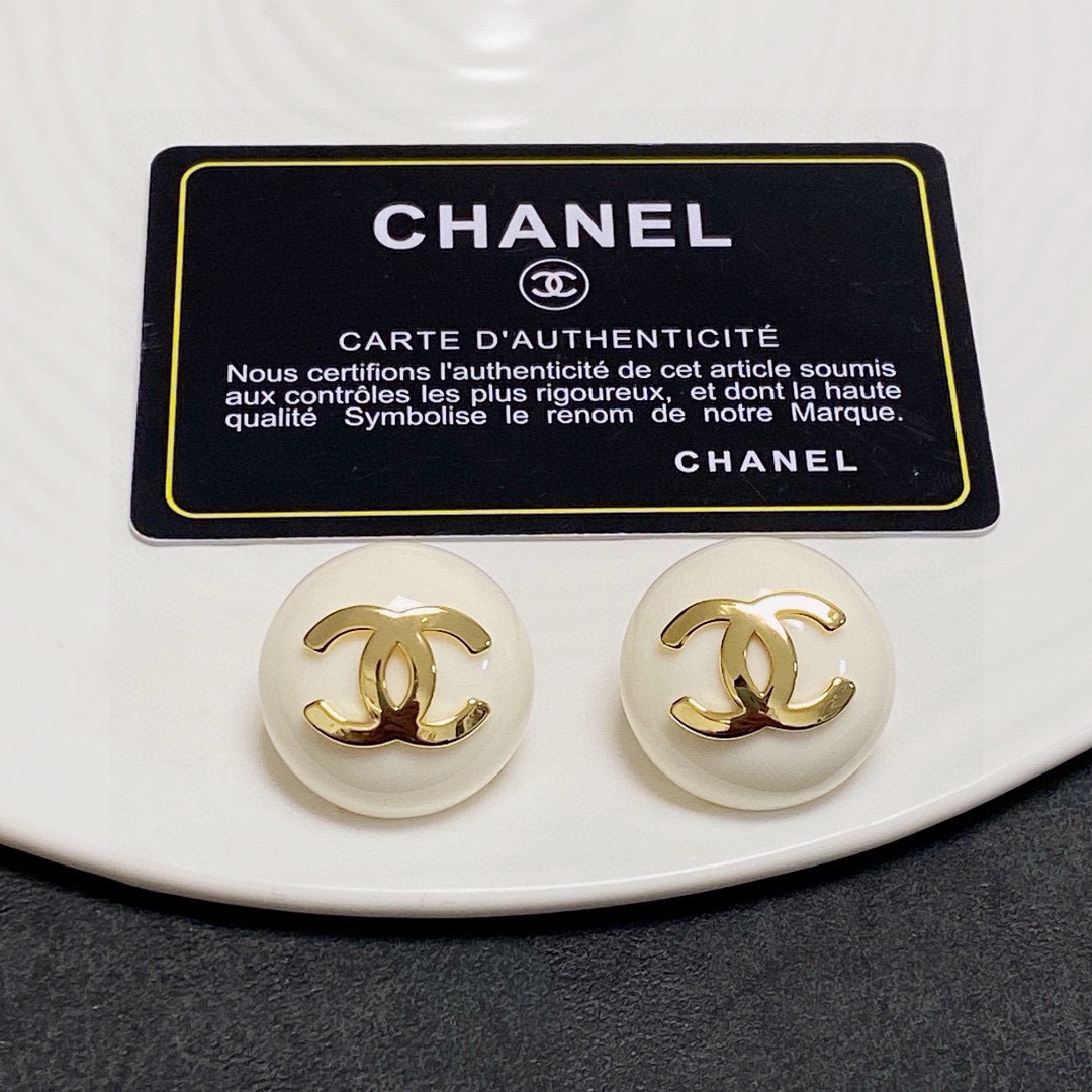 シャネル「Chanel」ピュアホワイト スタッドピアス