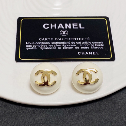 シャネル「Chanel」ピュアホワイト スタッドピアス