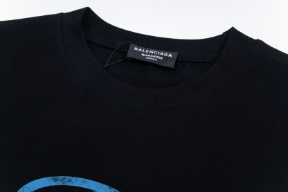 バレンシアガ「Balenciaga」流体文字クラシックプリント半袖