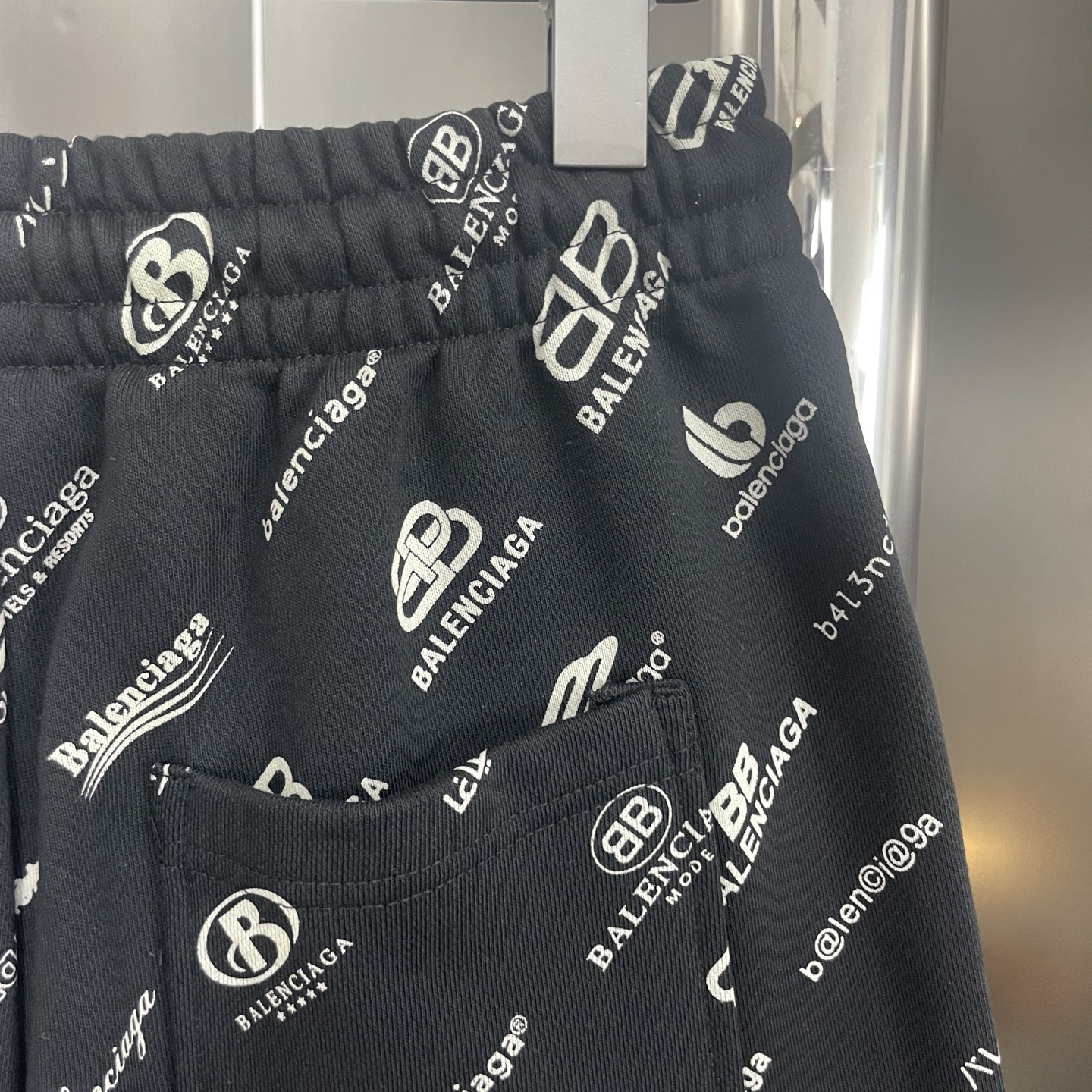 バレンシアガ「Balenciaga」ヘビーウォッシュ＋インディゴ染め＋フルロゴプリントショートパンツ