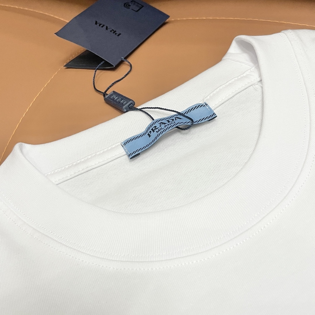 プラダ Prada 25SS スプリングコレクション ブラッシュステッチ ロゴ クルーネックTシャツ-ISETAN PRESTIGE CURATED