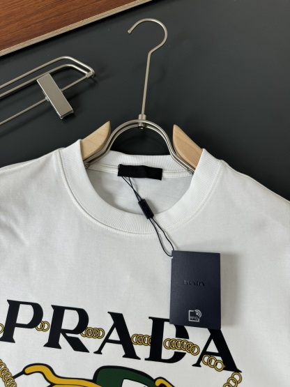 プラダ「Prada」2025SS クラシックロゴ クルーネックTシャツ