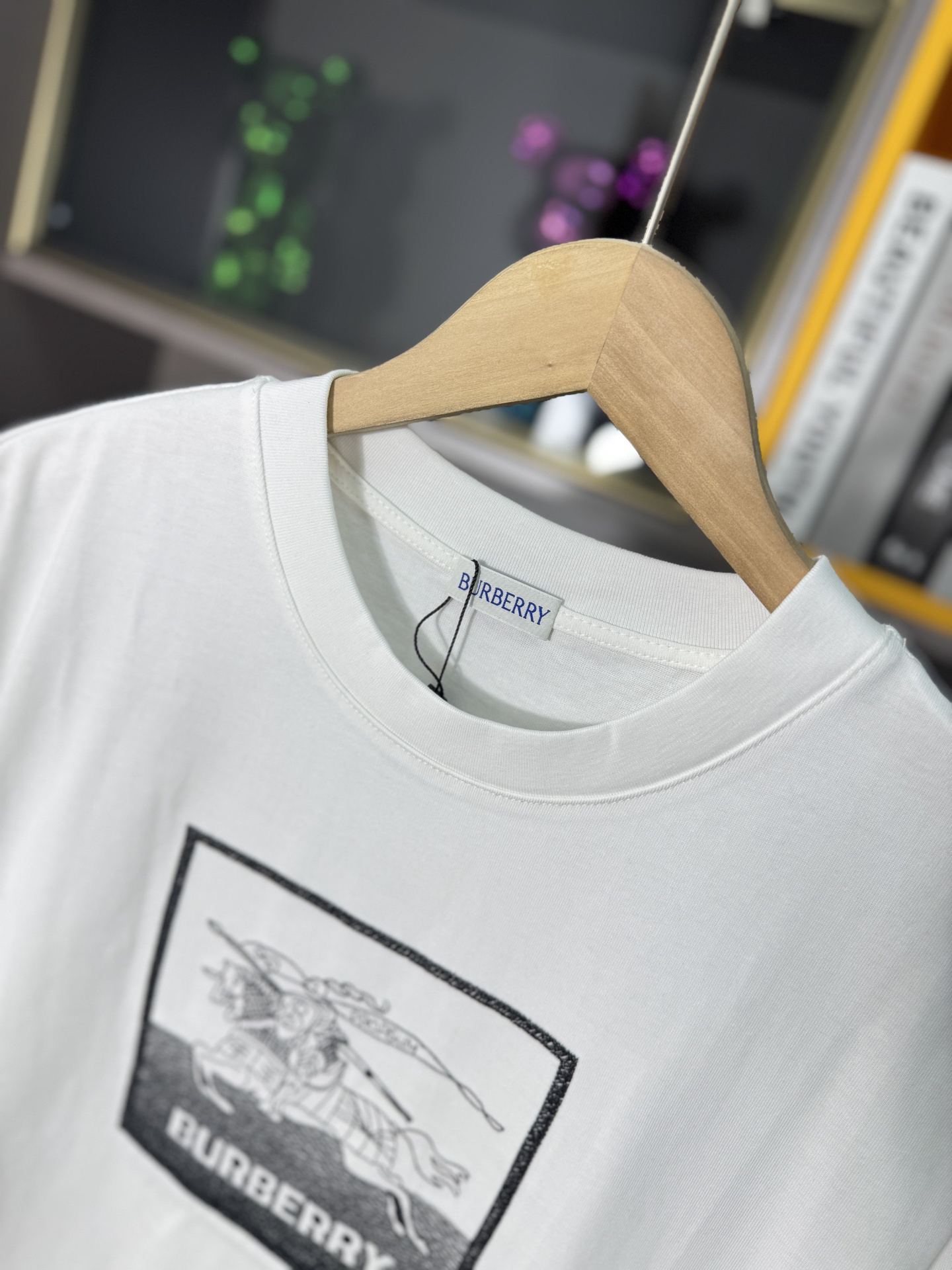 バーバリー「Burberry」インクウォッシュ エンブロイダリー ホース Tシャツ