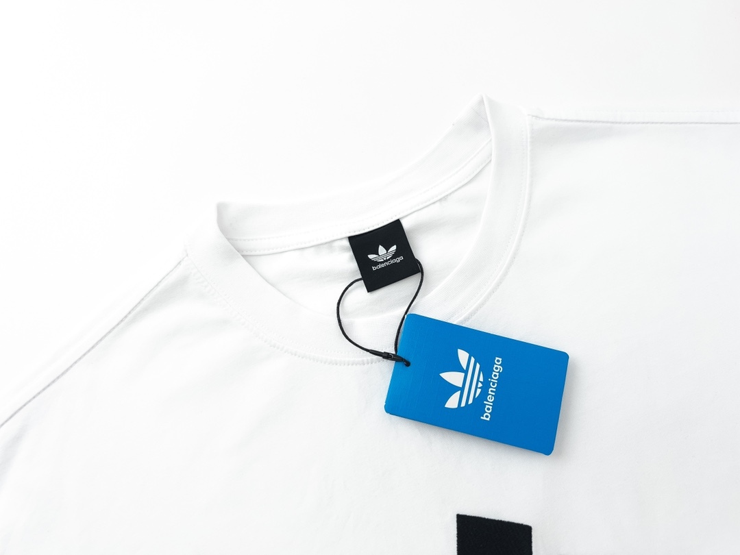バレンシアガ「Balenciaga」× adidas ダブルフェイス エンブロイダリーTシャツ