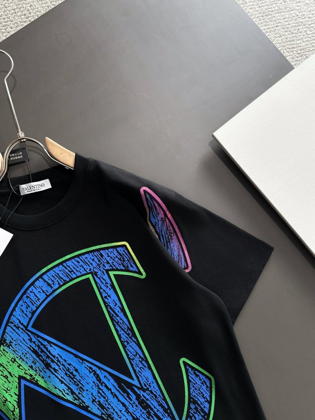 ヴァレンティノ「Valentino」 2025 春の新作半袖