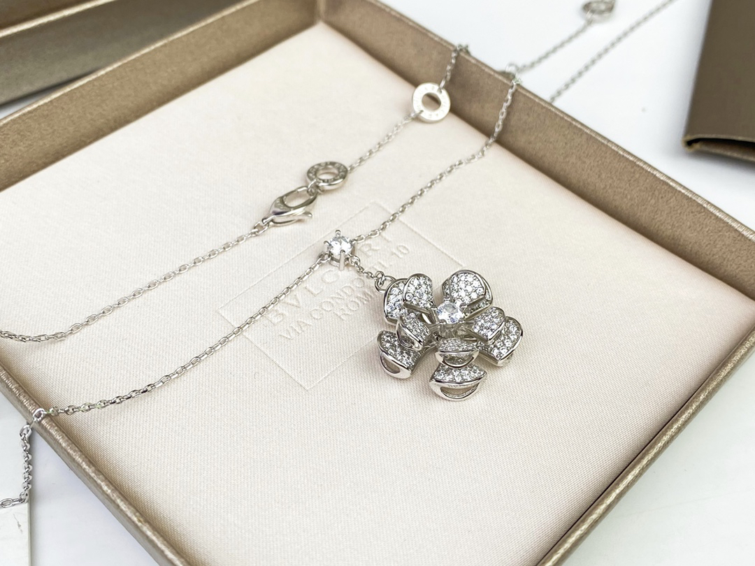 ブルガリ「Bvlgari」 DIVAS’ DREAM 回転式フルダイヤモンドフラワーネックレス41-43cm