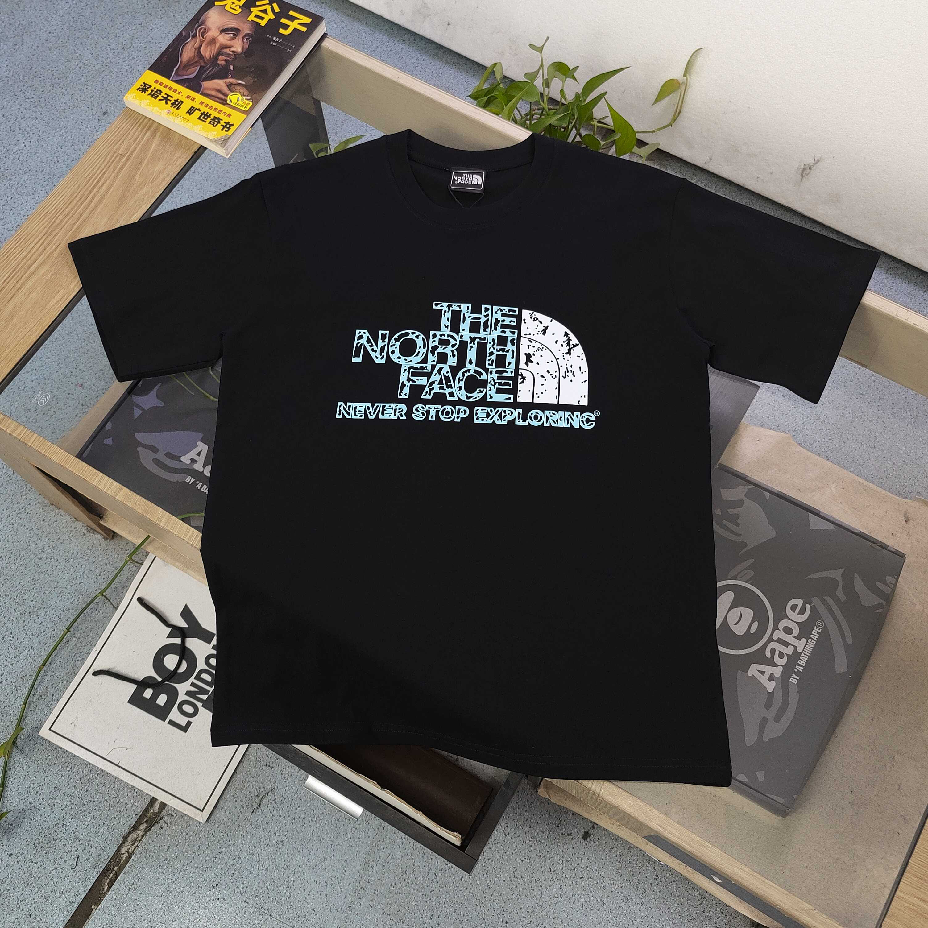 ザ・ノースフェイス The North Face グラフィティロゴ カップルTシャツ-ISETAN PRESTIGE CURATED