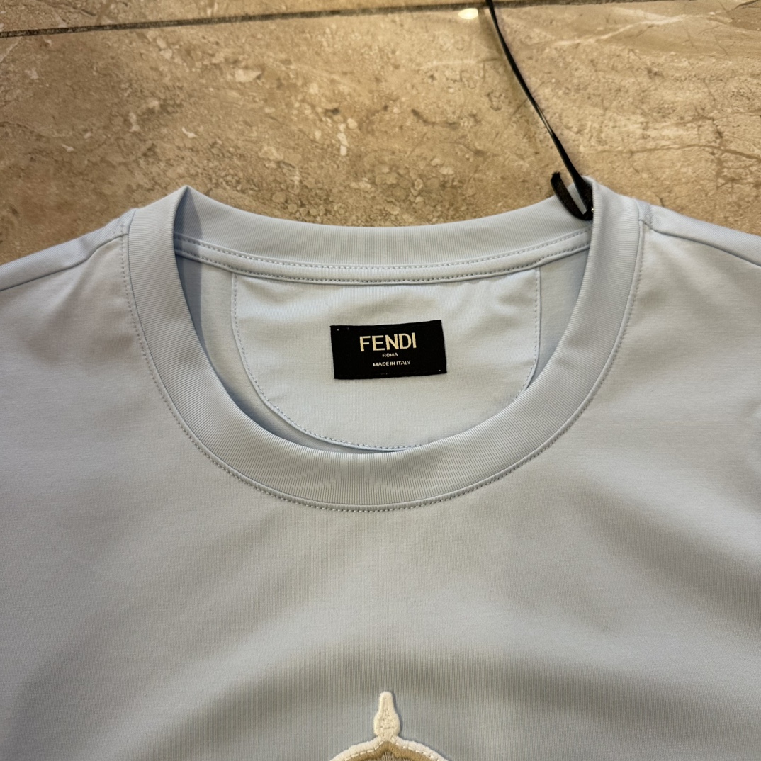 フェンディ「Fendi」2025 SS コレクション シンクロ新作 ラウンドネックTシャツ