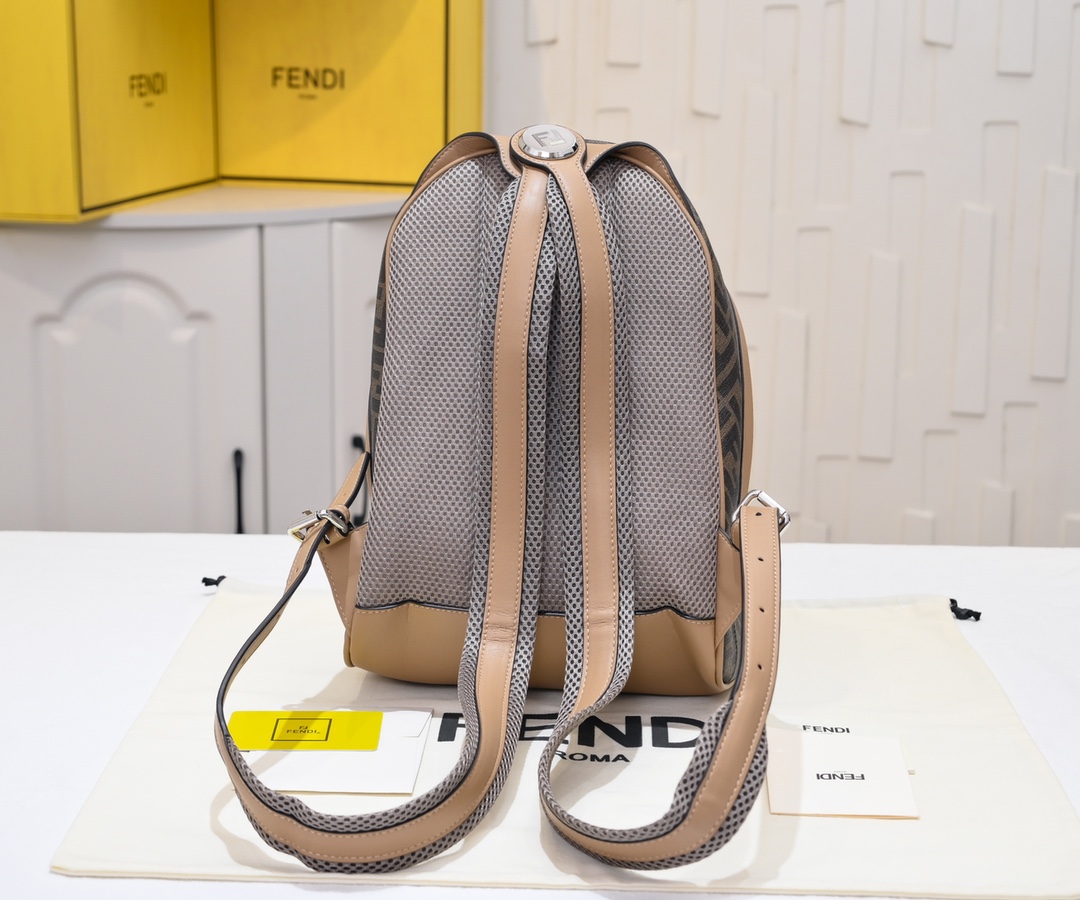 フェンディ「Fendi」Chiodo リュックサック