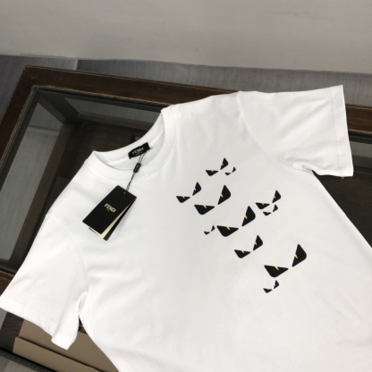 フェンディ Fendi 25SS マスターコレクション グラフィックプリント ラウンドネック ショートスリーブTシャツ-ISETAN PRESTIGE CURATED