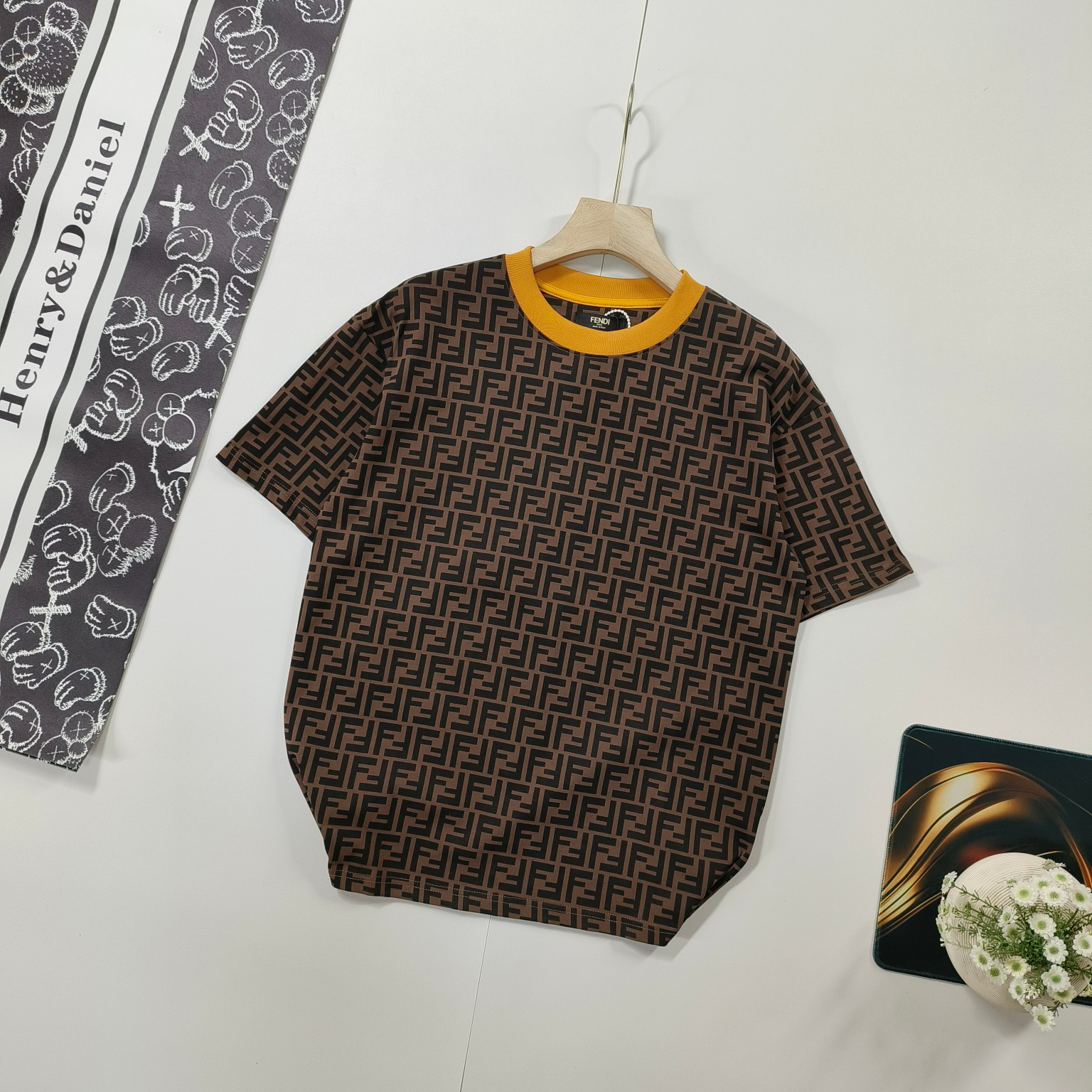 フェンディ「Fendi」2024SS サマーコレクション ユニセックス カラーリングFロゴ ラウンドネックTシャツ